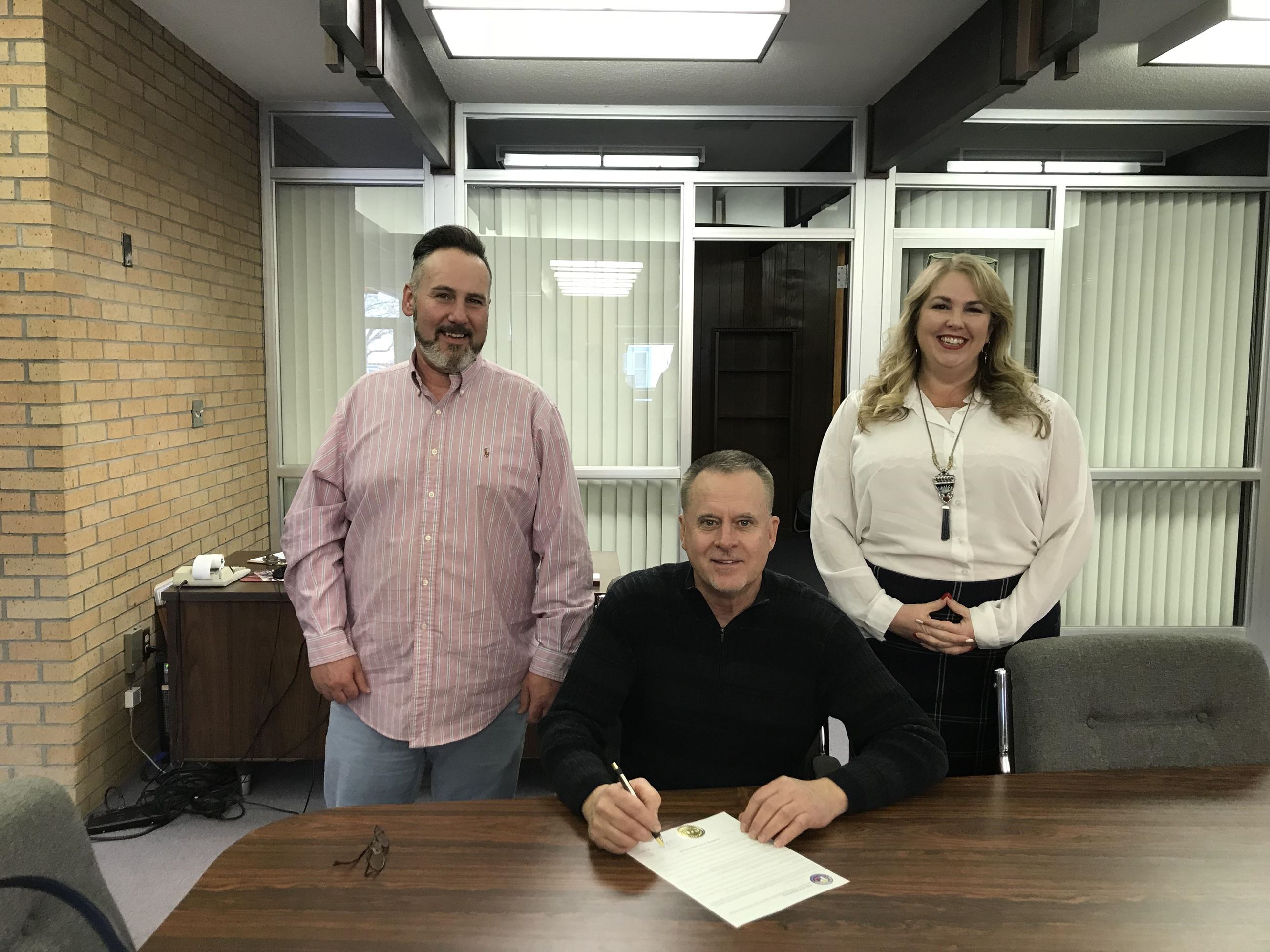 Mayor Munyon & representatives of Options Domestic & Sexual Violence Service signing of Stalking Awa